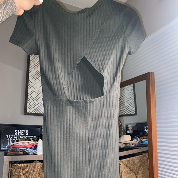 Green dress with cutout back - Picture 3 of 4